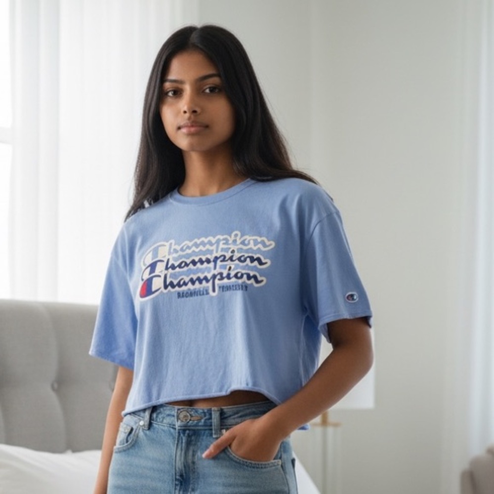 Champion Blue Graphic Logo Crop Top Women’s Tee Medium
